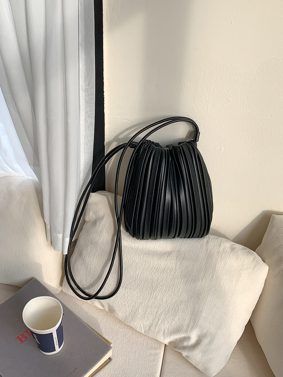 Bolsa Pequena Bucket Plissada Romy